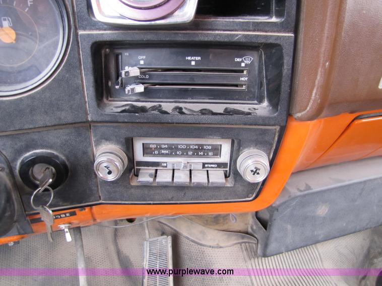 image for item 9330 1988 GMC 700 digger truck