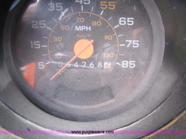 image for item 9330 1988 GMC 700 digger truck