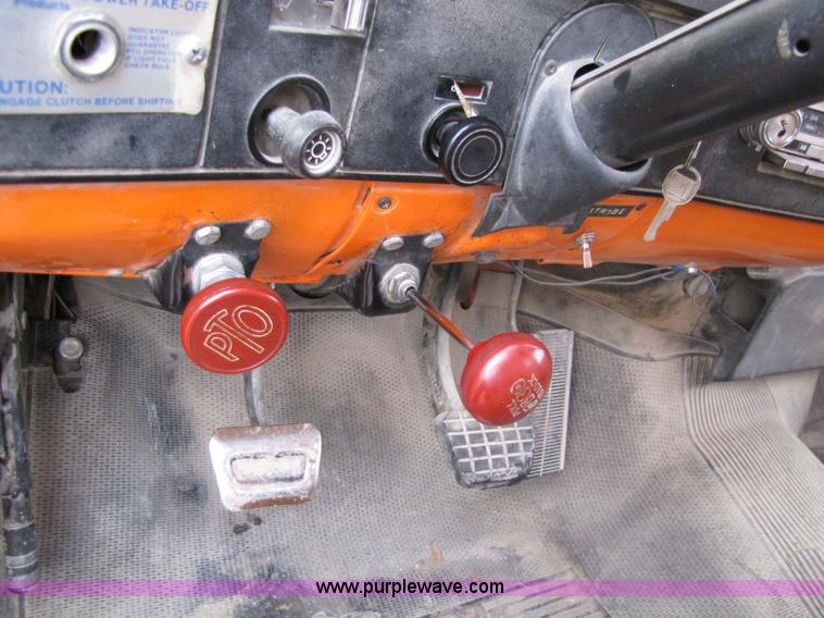 image for item 9330 1988 GMC 700 digger truck