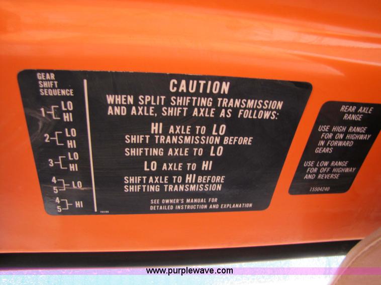 image for item 9330 1988 GMC 700 digger truck