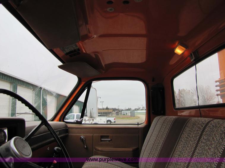 image for item 9330 1988 GMC 700 digger truck