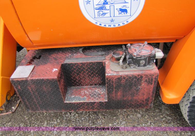 image for item 9330 1988 GMC 700 digger truck