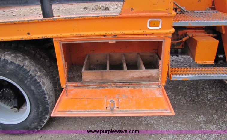 image for item 9330 1988 GMC 700 digger truck