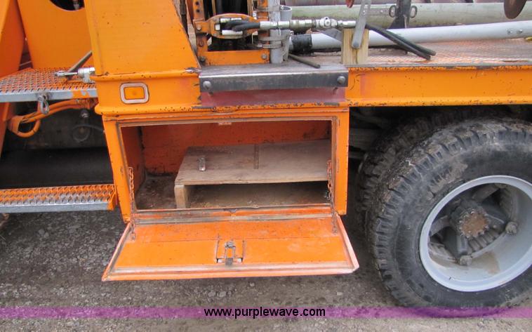 image for item 9330 1988 GMC 700 digger truck