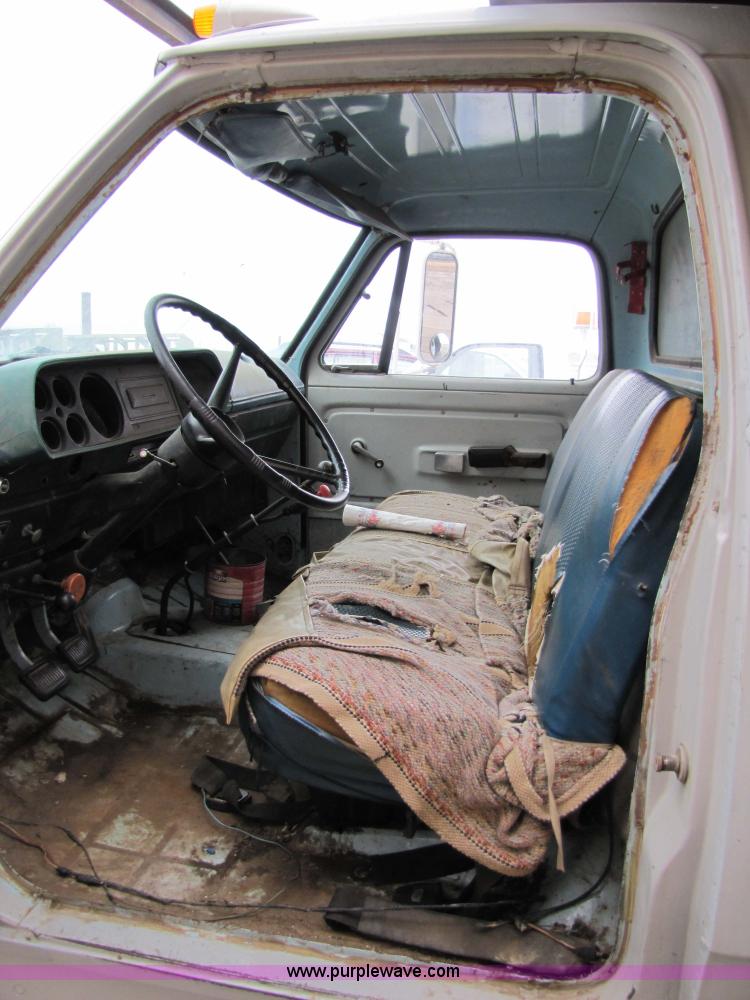 image for item 9331 1978 Dodge 600 dump truck