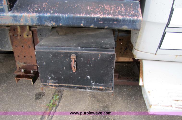 image for item 9331 1978 Dodge 600 dump truck