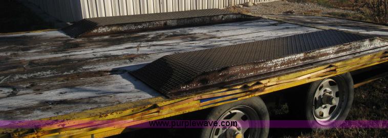 image for item 1001 21' car trailer