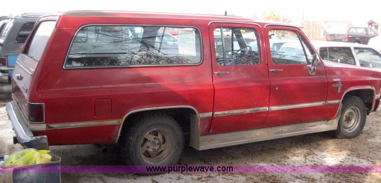 image for item 3032 1985 Chevrolet C10 suburban