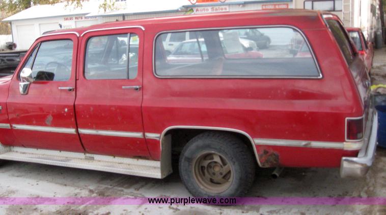 image for item 3032 1985 Chevrolet C10 suburban