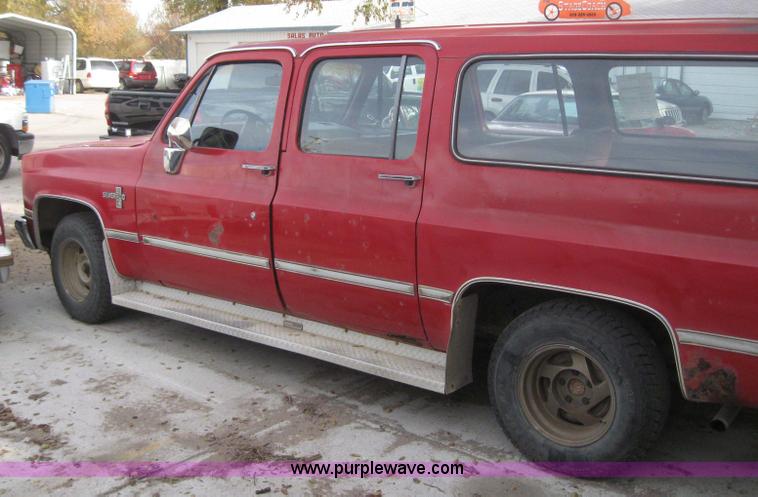 image for item 3032 1985 Chevrolet C10 suburban