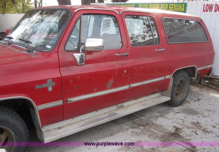 image for item 3032 1985 Chevrolet C10 suburban