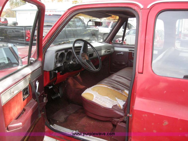 image for item 3032 1985 Chevrolet C10 suburban