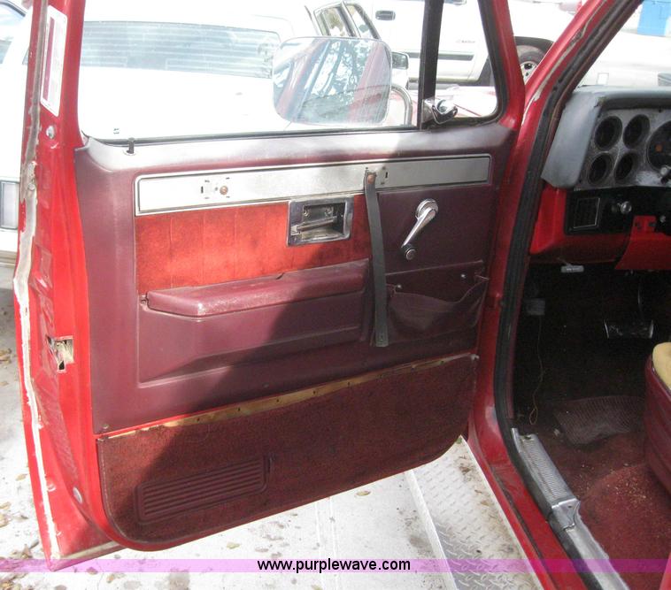 image for item 3032 1985 Chevrolet C10 suburban