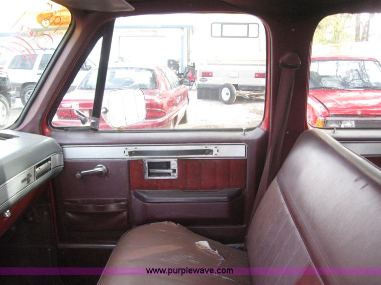 image for item 3032 1985 Chevrolet C10 suburban