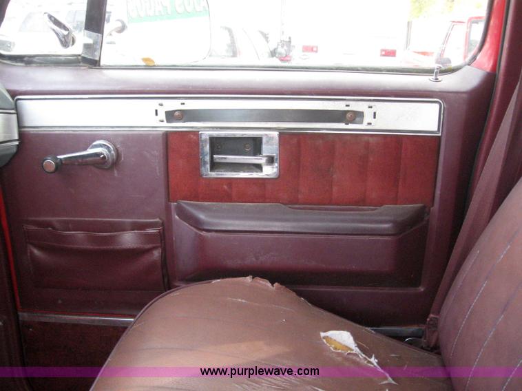 image for item 3032 1985 Chevrolet C10 suburban