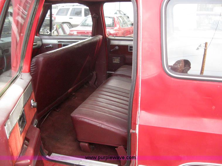 image for item 3032 1985 Chevrolet C10 suburban