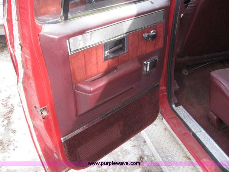 image for item 3032 1985 Chevrolet C10 suburban