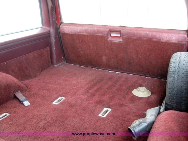 image for item 3032 1985 Chevrolet C10 suburban