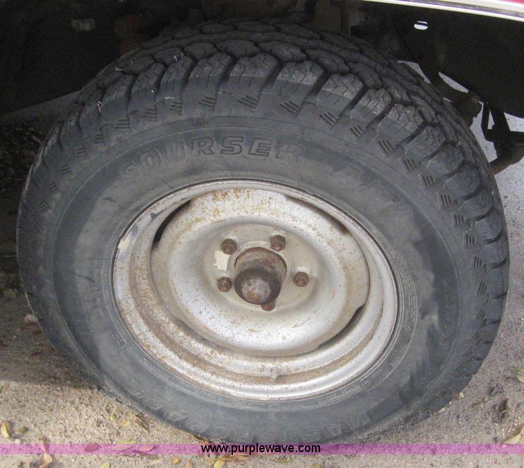 image for item 3032 1985 Chevrolet C10 suburban