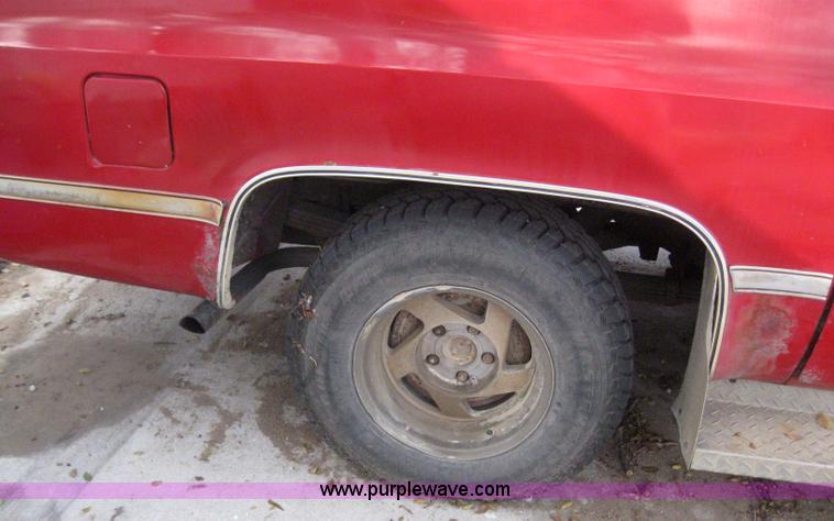 image for item 3032 1985 Chevrolet C10 suburban