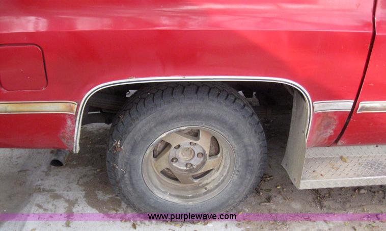 image for item 3032 1985 Chevrolet C10 suburban