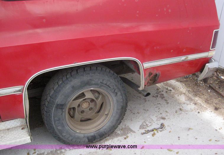 image for item 3032 1985 Chevrolet C10 suburban