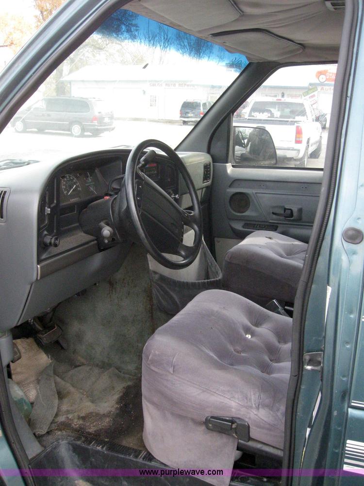 image for item 3033 1996 Ford Econoline E150