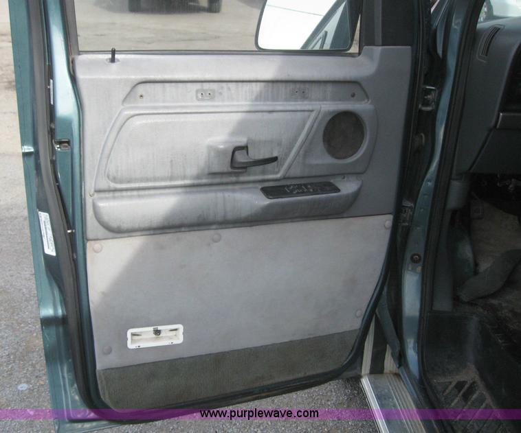 image for item 3033 1996 Ford Econoline E150