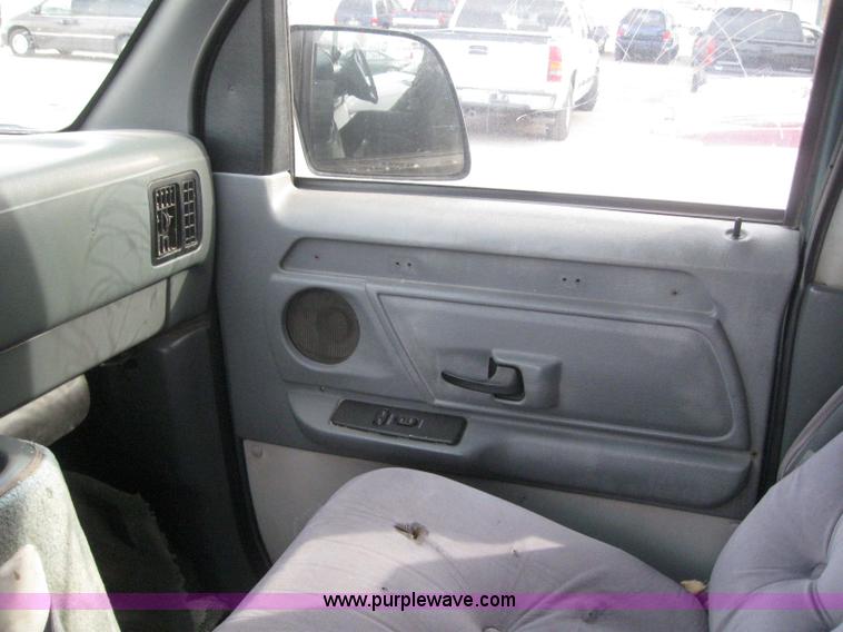 image for item 3033 1996 Ford Econoline E150