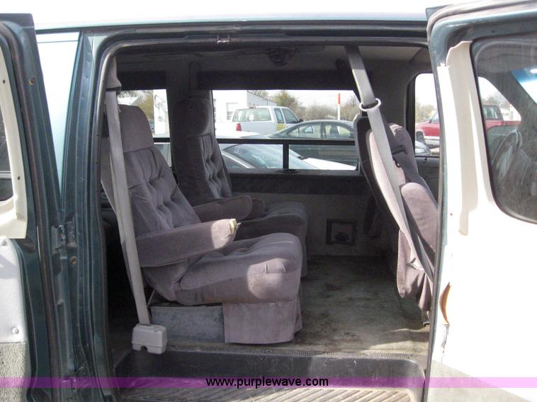 image for item 3033 1996 Ford Econoline E150