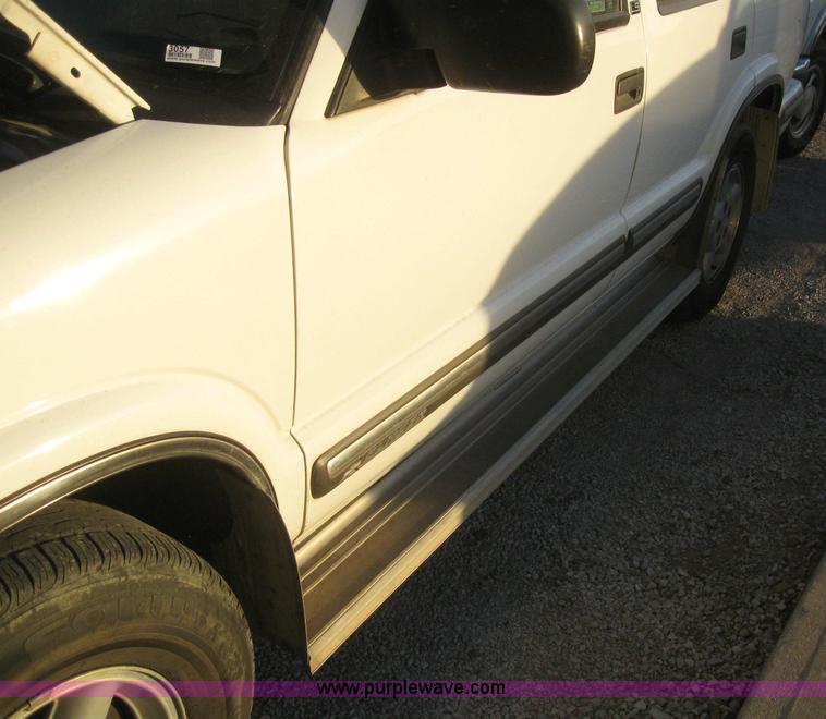image for item 3057 1999 Chevrolet Blazer