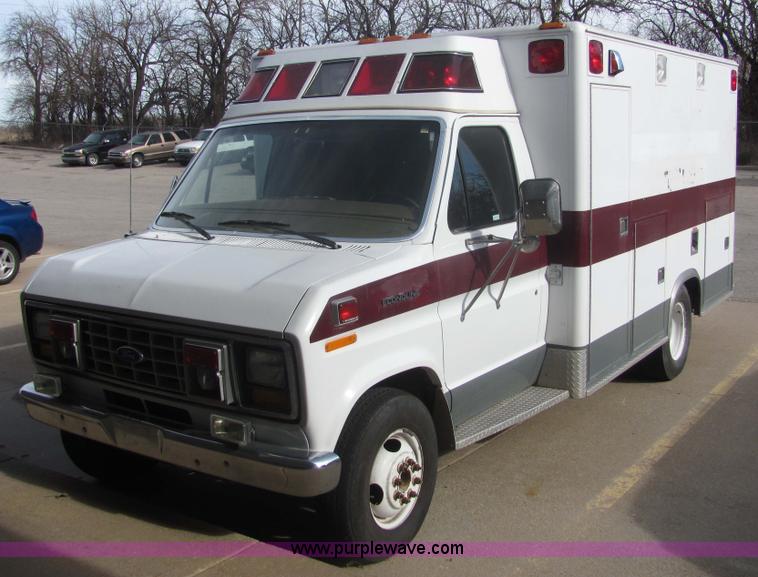 image for item 6753 1989 Ford E350 ambulance