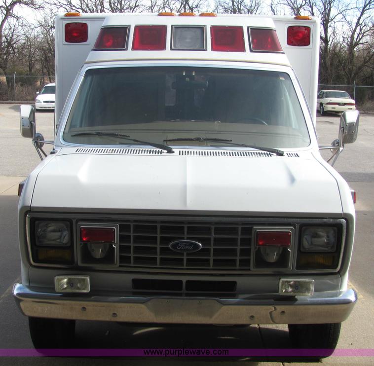 image for item 6753 1989 Ford E350 ambulance