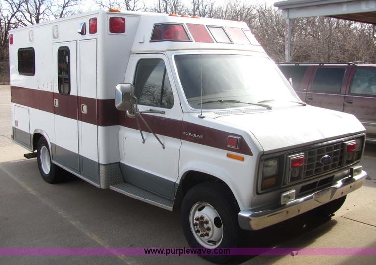 image for item 6753 1989 Ford E350 ambulance