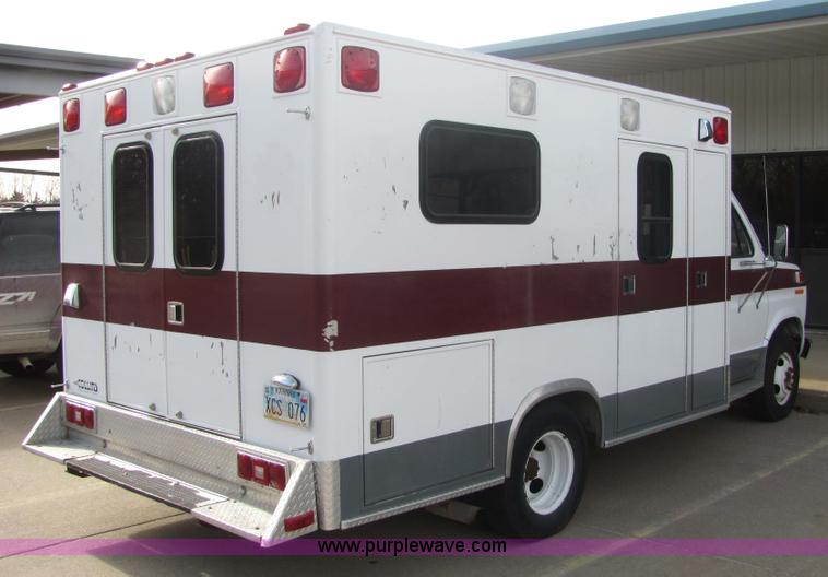 image for item 6753 1989 Ford E350 ambulance