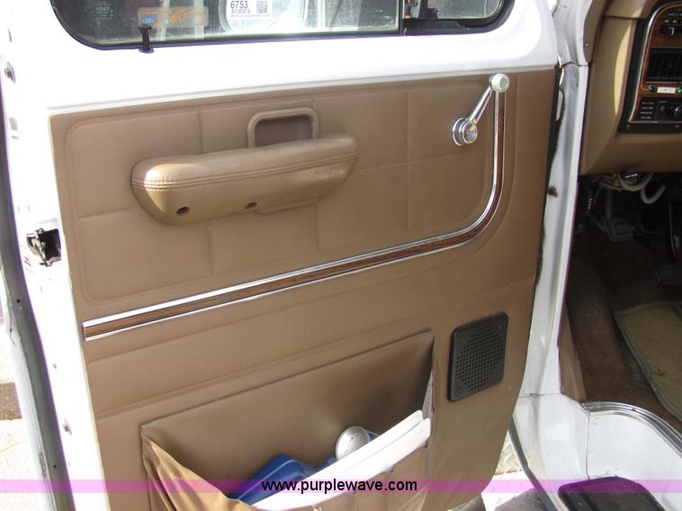 image for item 6753 1989 Ford E350 ambulance