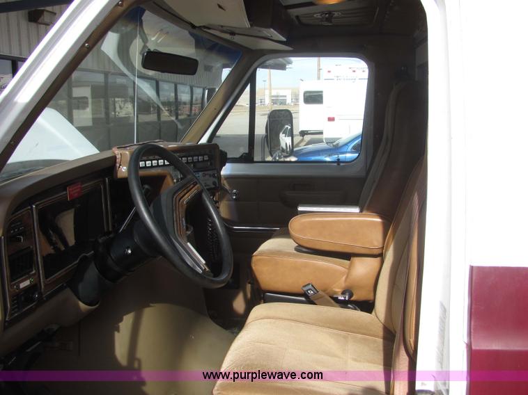 image for item 6753 1989 Ford E350 ambulance