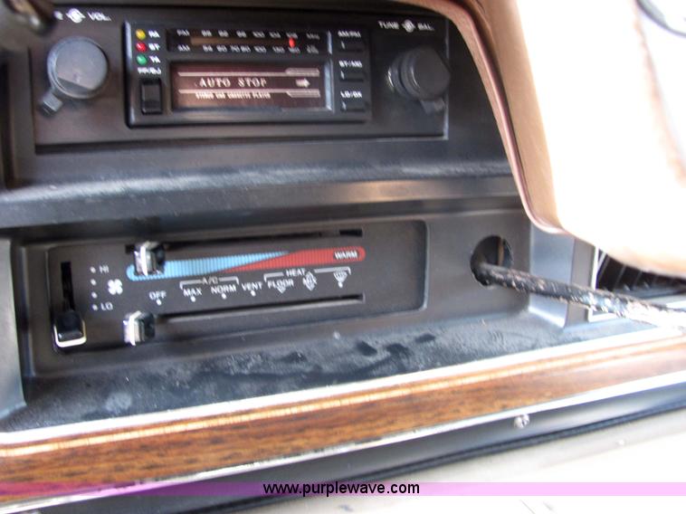 image for item 6753 1989 Ford E350 ambulance