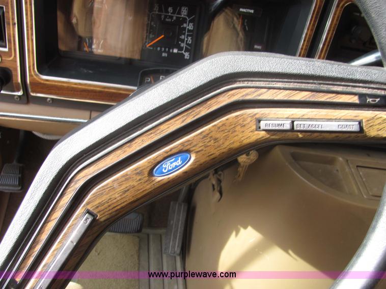 image for item 6753 1989 Ford E350 ambulance