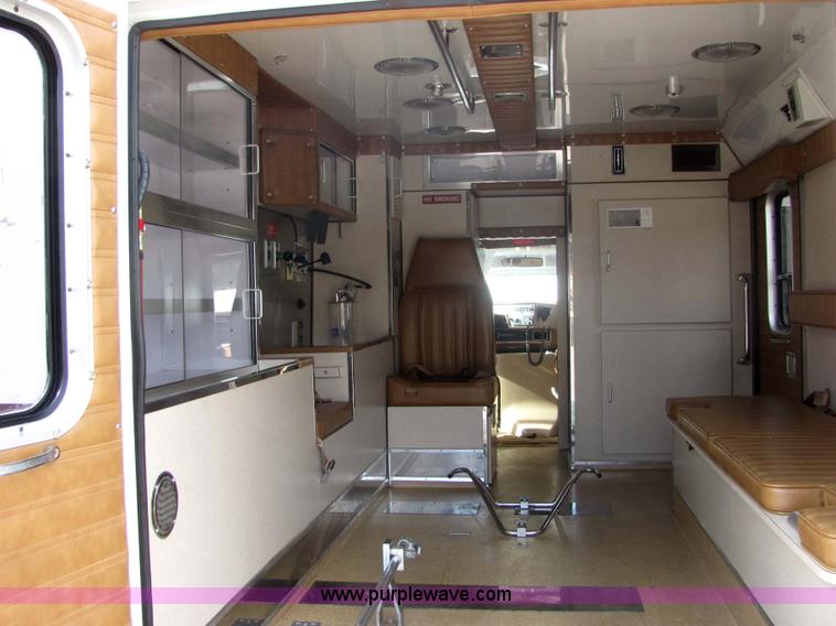 image for item 6753 1989 Ford E350 ambulance
