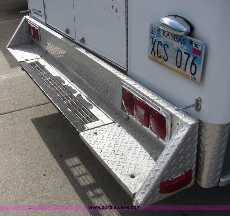 image for item 6753 1989 Ford E350 ambulance