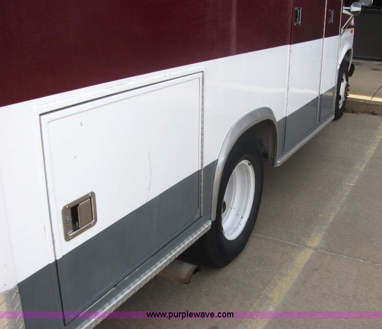 image for item 6753 1989 Ford E350 ambulance