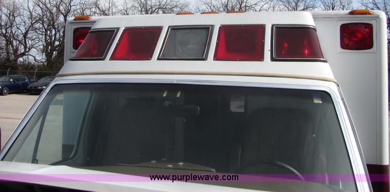image for item 6753 1989 Ford E350 ambulance