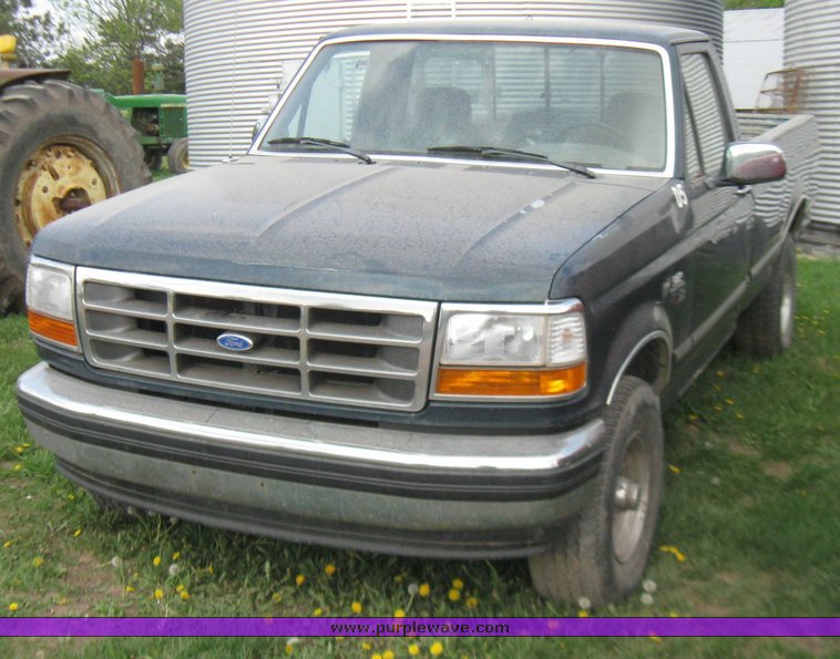 image for item 7116 1993 Ford F150 XLT pickup
