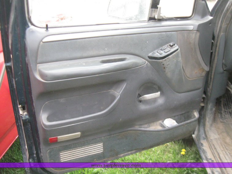 image for item 7116 1993 Ford F150 XLT pickup