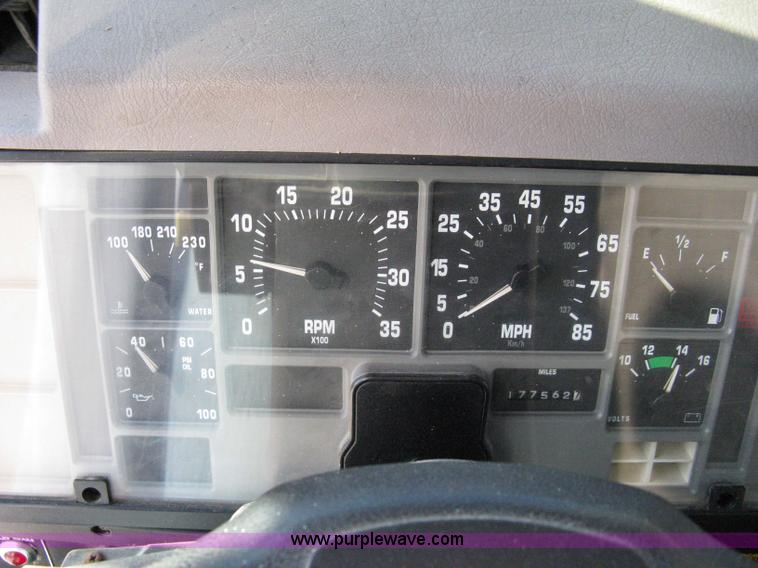 image for item 8067 1996 International 4700 box truck