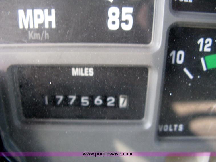 image for item 8067 1996 International 4700 box truck