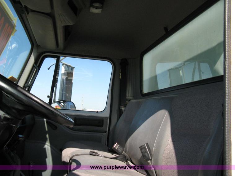 image for item 8067 1996 International 4700 box truck