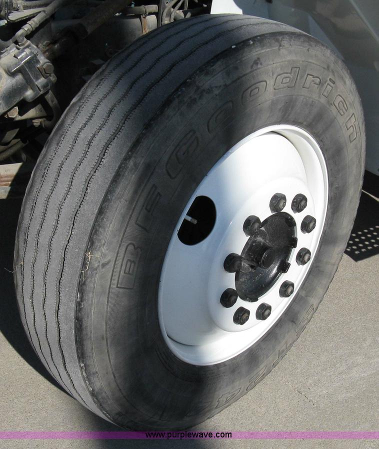 image for item 8067 1996 International 4700 box truck