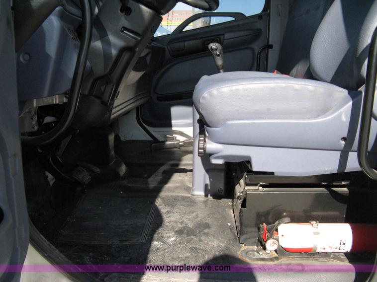 image for item 8068 2007 Hino 185 box truck